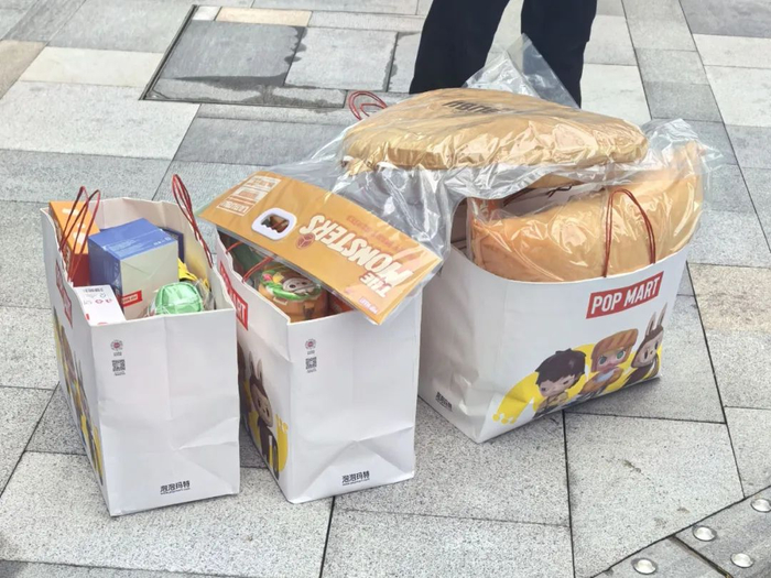 ▲快闪店现场附近有疑似黄牛正在向消费者收购商品。新京报贝壳财经记者俞金旻 摄