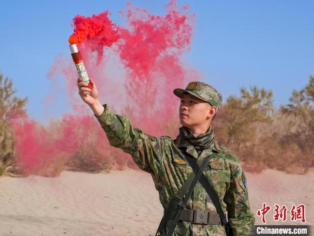 图为飞行员使用光烟信号管发烟柱进行昼间求救联络。 李荔奔 摄