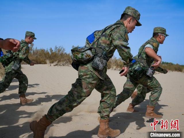 图为飞行员进行越野竞速。 李荔奔 摄