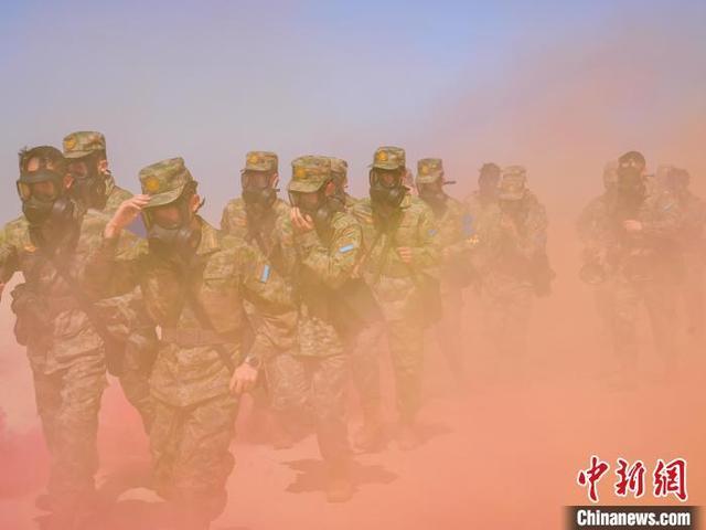 图为飞行员穿戴防护装具迅速穿越染“毒”区域。 赵丁武 摄