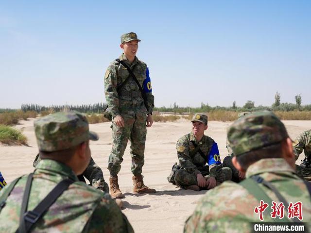 图为飞行员们在一起总结训练情况。 李荔奔 摄
