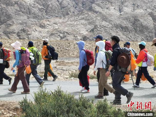 徒步爱好者有序进入山谷。王小军 摄