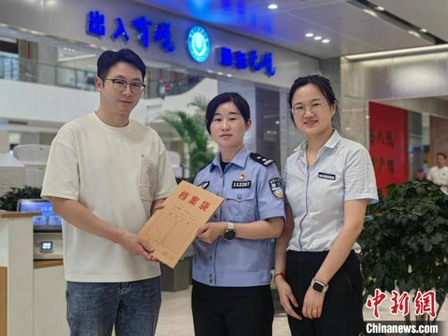 临安区通过内部信息共享减少群众证明材料。临安区侨办供图