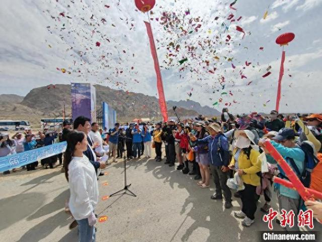 第三届新疆乌孙古道徒步开山典礼在乌孙古道入口处举行。王小军 摄