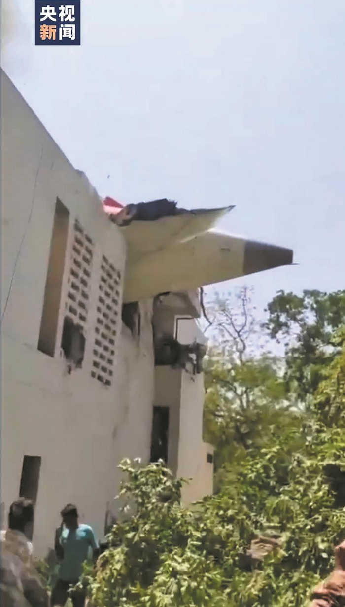     失事飞机撞上一栋建筑物。