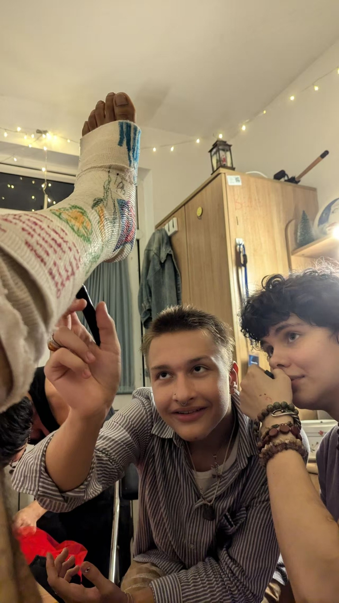 在我住的地方，当我腿受伤后，朋友们来看我。