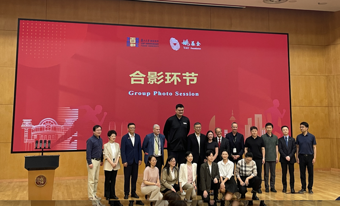 姚明（后排左五）也参加了艾伦·亚伯拉罕森教授（后排右五）的分享会。