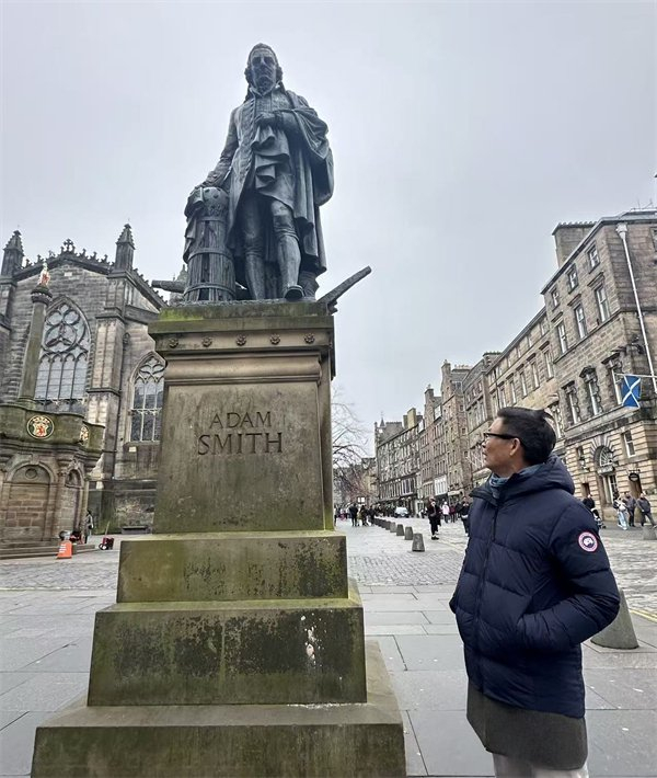 在亚当·斯密的雕像前