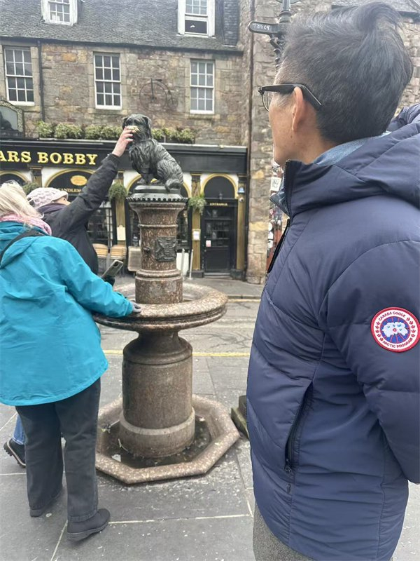 看游客摸“博比”的鼻子