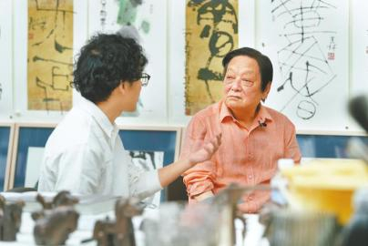 韩美林接受四川日报全媒体记者专访。