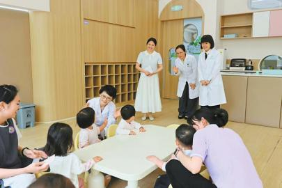 　　成都黉门街社区托育园请来的专家正与孩子互动。受访者供图