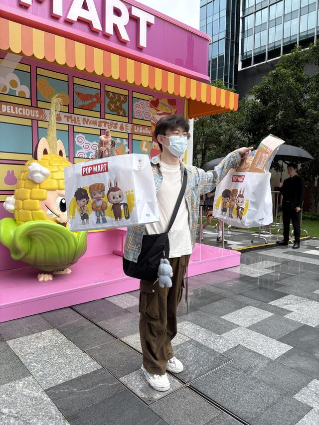 王先生展示所购物品。澎湃新闻记者 吴雨欣 摄