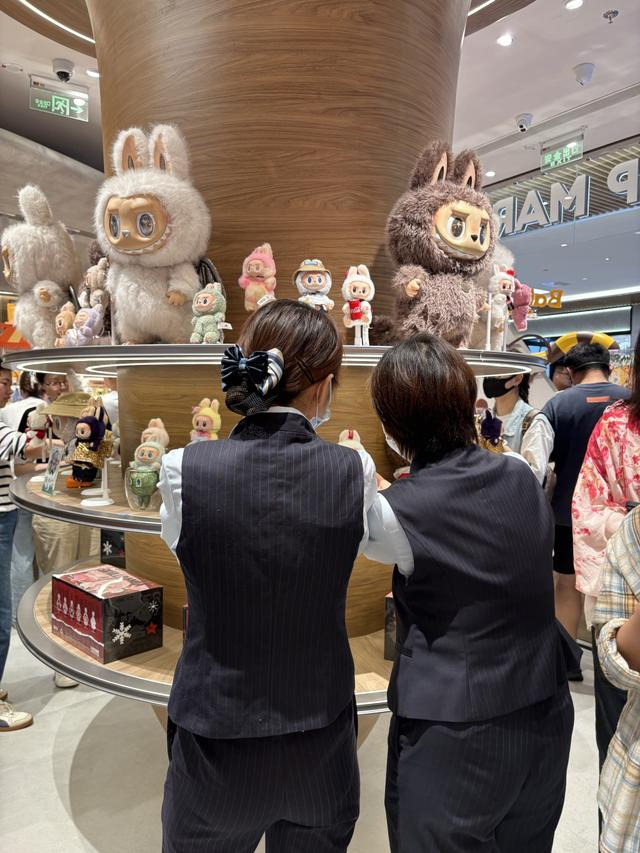 静安嘉里中心泡泡玛特专卖店的LABUBU展示柜 澎湃新闻记者 吴雨欣 摄