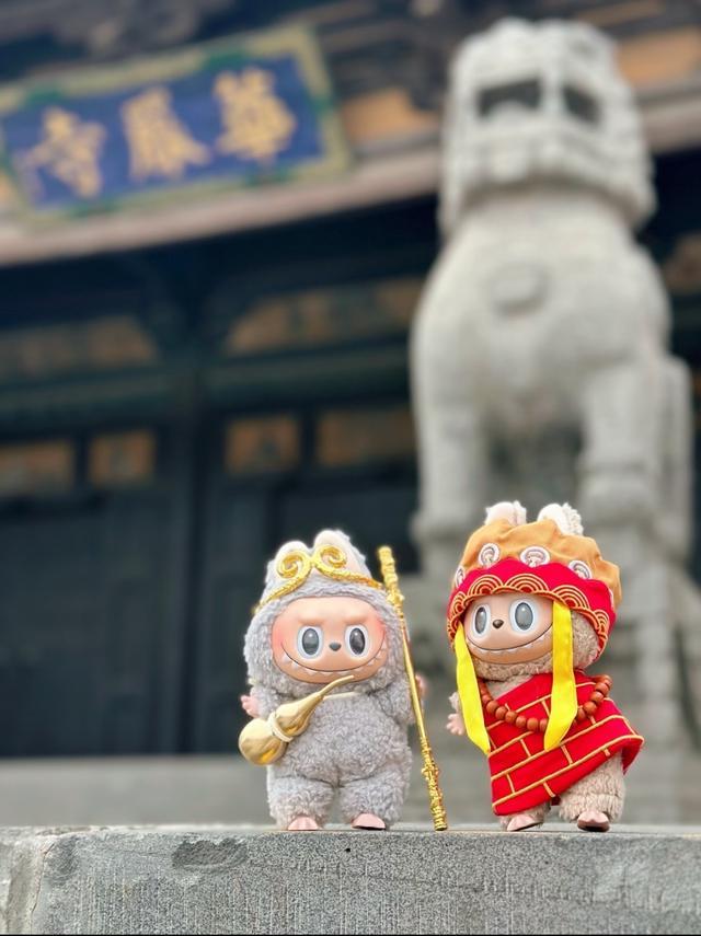 旅游的Labubu。受访者供图