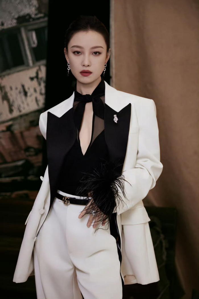倪妮上影节第二套look,穿着gucci黑白西装亮相,这简直是考公级别的