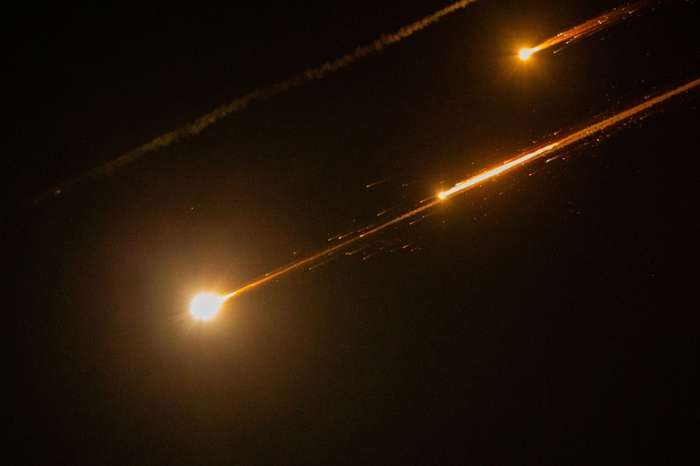 这是6月13日在耶路撒冷拍摄到的导弹痕迹。新华社&nbsp;图