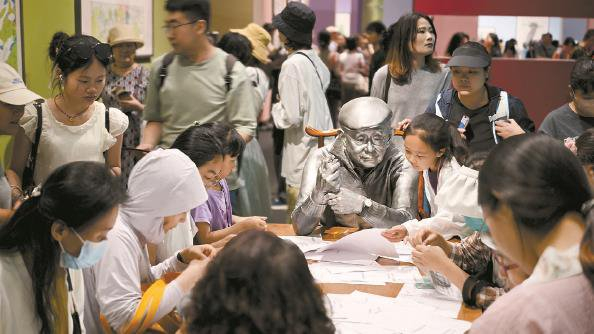             观众和黄老在展览中产生了一种奇妙的跨越时空的对话和“情感共振”          