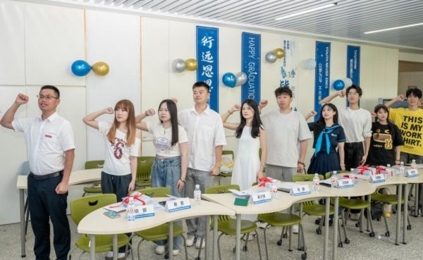 二级学院领导带领毕业生们宣读廉洁从业誓词