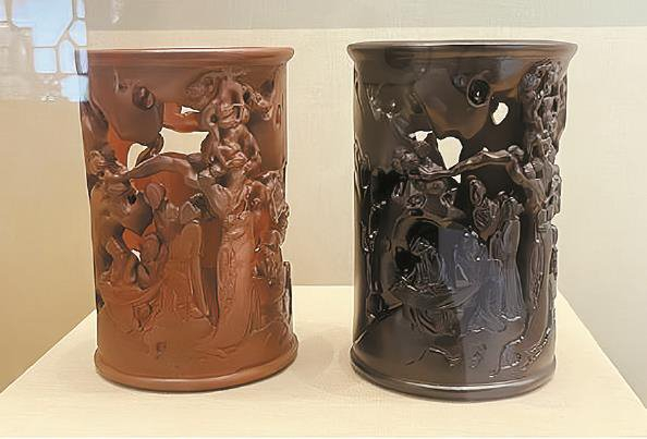             明代竹刻笔筒复制品（左：树脂；右：非洲黑檀）          