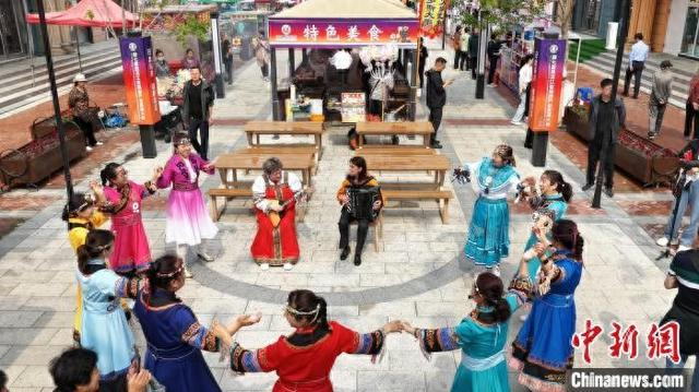 中外游客欣赏俄罗斯音乐。 抚远市融媒体中心供图