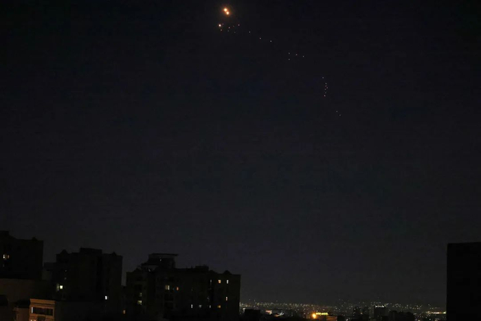 当地时间6月13日，伊朗德黑兰，伊朗防空系统在德黑兰上空拦截以色列发射的导弹。