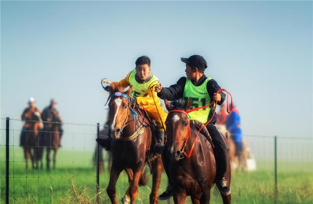 赛马场上，骑手们策马扬鞭奔腾。（资料图）