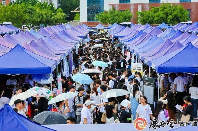 双选会活动现场人头攒动。广西云-南国早报 记者 黄婧 通讯员 邓小羽 摄