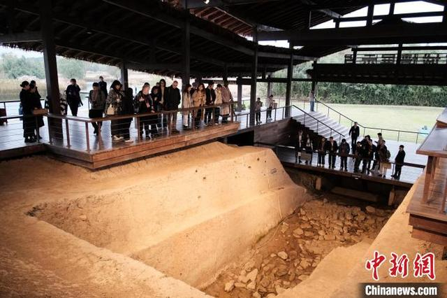 2024年11月，浙江杭州良渚古城遗址公园内，考古学家在南城墙遗址了解遗址细节。曹丹 摄