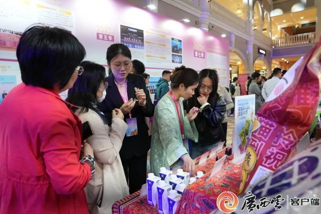 3月28日，2025年广西“33消费节”启动仪式现场，大家在东盟好物展区选购商品。记者 刘冬莲 摄