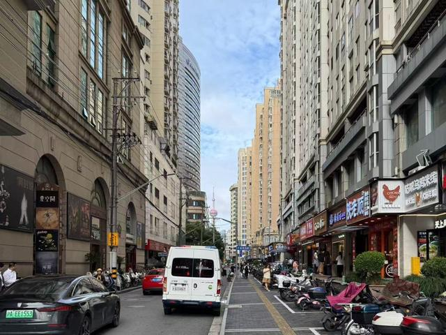 亚洲大厦对面，沿街商铺近年来也在优化提升，享受星空间剧场溢出的消费力。鲁怡 摄