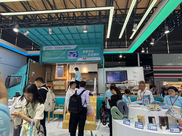 上海天与养老服务有限公司创新研发的智慧适老化改造全场景体验车“银龄智慧方舟”。本文图片均为 澎湃新闻记者 邹佳雯 图