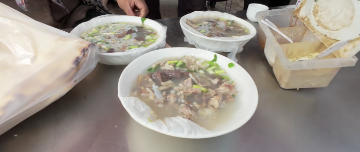       苏北农村大集上的羊肉汤｜图源b站@新农人华子  