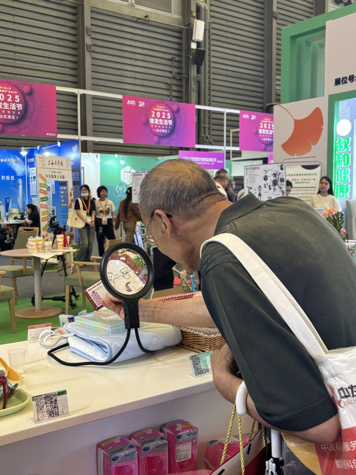 老人在老博会上体验产品。
