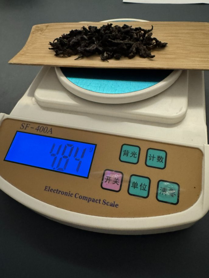 ▲这款包装仿“中华”的茶叶，不仅茶叶品质差，还存在重量不足的问题。新京报记者 王子扬 摄