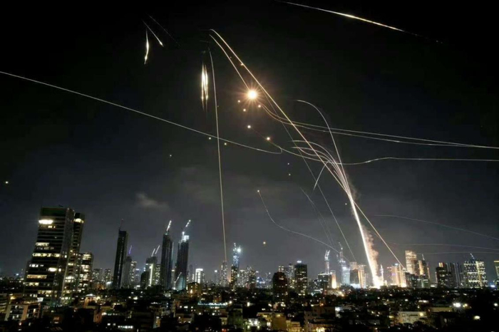 以色列部署在特拉维夫市的反导系统拦截伊朗导弹的画面。