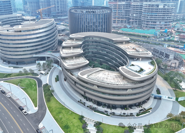 2024年10月16日， 成都科创生态岛人工智能与机器人产业特色楼宇W7（刘坤/摄）