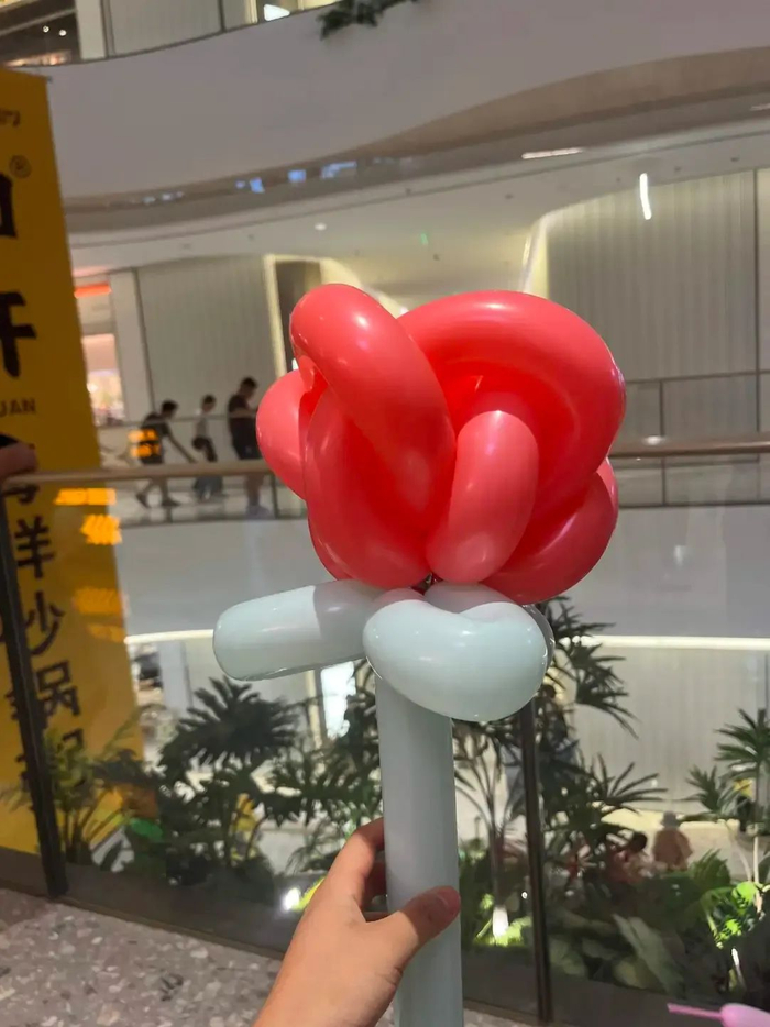 捏气球的大哥热情地问我要不要一个气球。（氢商业摄）