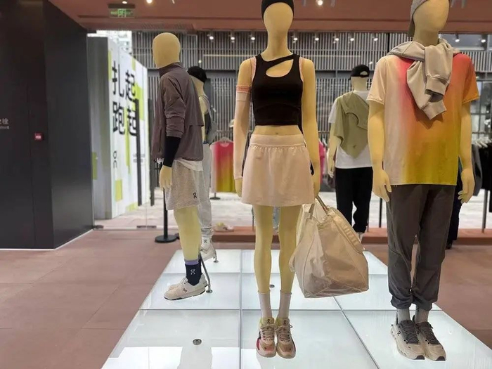 图为昂跑成都旗舰店内部