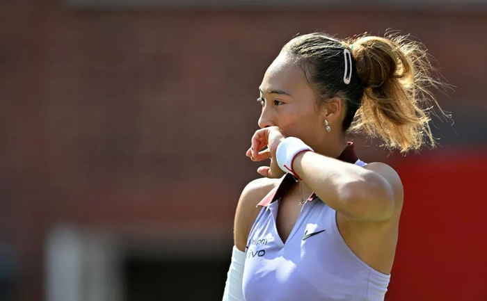 6月14日，郑钦文在比赛中。新华社发（刘颖摄）