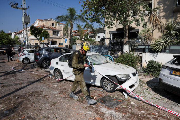 当地时间2025年6月14日，以色列里雄莱锡安市，伊朗对以色列发动袭击，造成建筑和车辆严重受损。图/IC photo