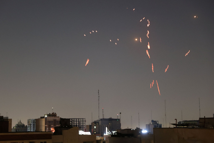 当地时间2025年6月14日，伊朗德黑兰，以色列开始新一轮针对伊朗目标的空中打击，伊朗防空系统启动。图/IC photo