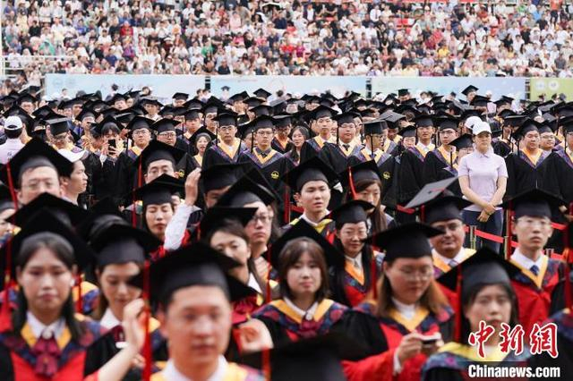 图为毕业典礼现场。中新社记者 赵宇航 摄 