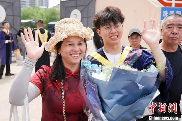 图为从福州赶来的家长参加孩子的毕业典礼。中新社记者 赵宇航 摄 