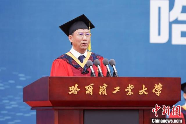 图为教师代表、中国工程院院士、哈工大仪器科学与工程学院教授谭久彬发言。中新社记者 赵宇航 摄 
