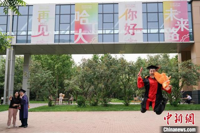 图为一名毕业生跳起拍照。中新社记者 赵宇航 摄 