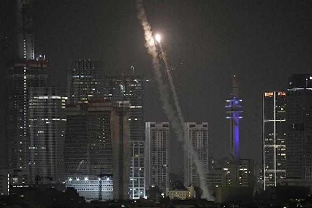 当地时间6月15日，以色列特拉维夫，以色列防空系统拦截从伊朗发射的导弹。 视觉中国