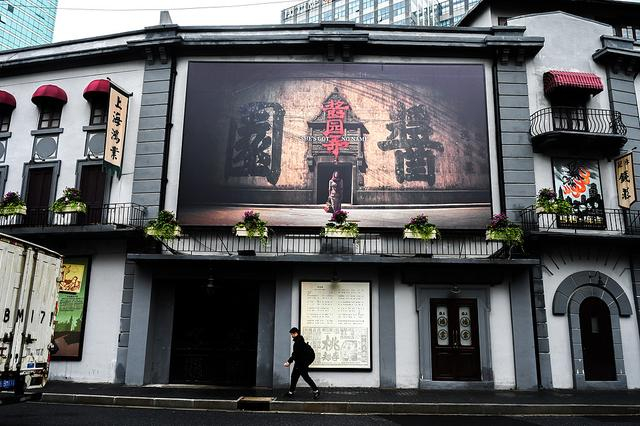 2025年6月9日，上海乍浦路风貌影视街入口处挂起《酱园弄》首发巨幅海报。视觉中国 图