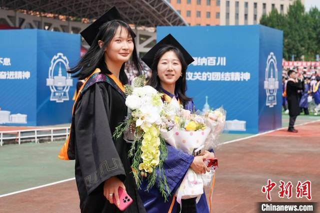 图为两名毕业生在毕业典礼现场。中新社记者 赵宇航 摄 