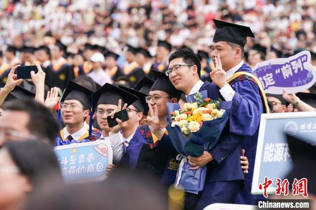 图为毕业生在毕业典礼现场拍照。中新社记者 赵宇航 摄 