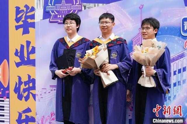 图为毕业生拍照。中新社记者 赵宇航 摄 